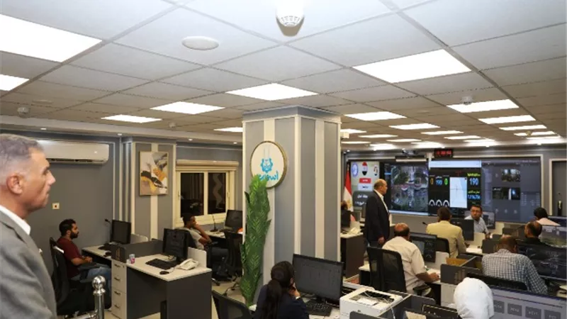 محافظ أسوان يتابع إغلاق صناديق الإقتراع داخل 190 لجنة إنتخابية