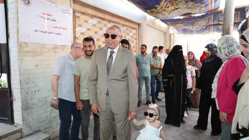 محافظ المنيا يصطحب طفلة صغيرةخلال تفقده لجان الشيوخ بمدينة المنيا