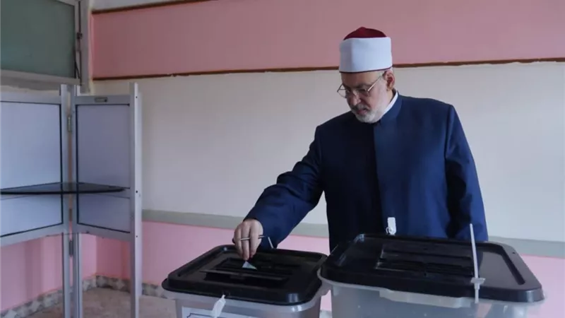 وكيل الأزهر يُدلي بصوته في الانتخابات ويؤكد: المشاركة واجب وطني