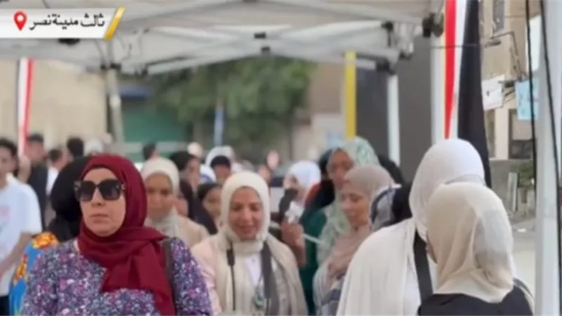 المرأة المصرية تتصدر طوابير اللجان في اليوم الثانى من انتخابات الشيوخ