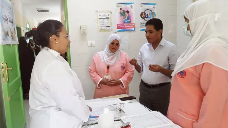 وكيل وزارة الصحة بالأقصر يتفقد القافلة الطبية بوحدة حاجر الضبعية