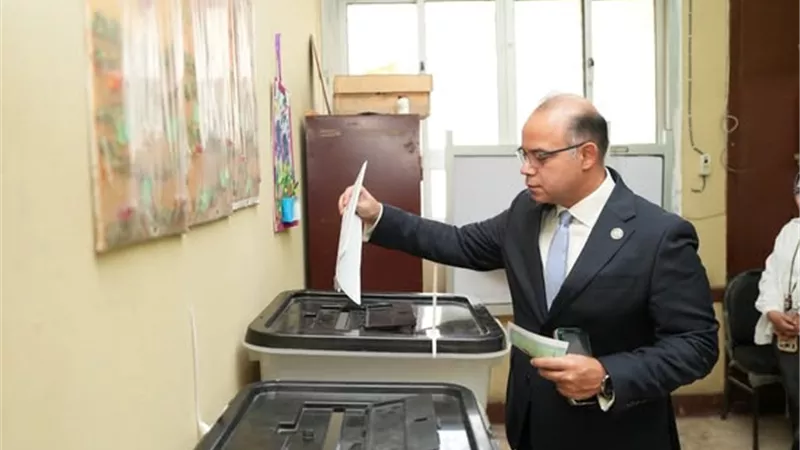 رئيس هيئة الرقابة المالية يُدلي بصوته في انتخابات مجلس الشيوخ