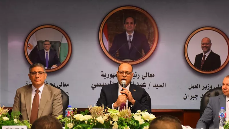 جبران: لن نسمح بعمالة أجنبية على أرض مصر بدون ترخيص