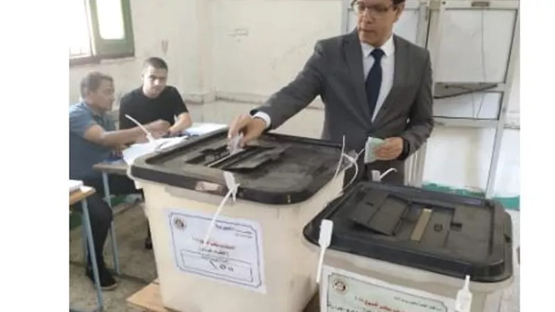 رئيس جامعة بنها يدلي بصوته في انتخابات مجلس الشيوخ 2025