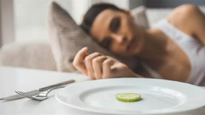اضطرابات الأكل لدى النساء في منتصف العمر .. الصمت الخفي خلف الابتسامة