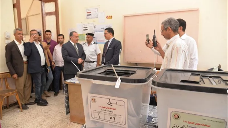 محافظ أسيوط يواصل جولاته الميدانية على اللجان الانتخابية