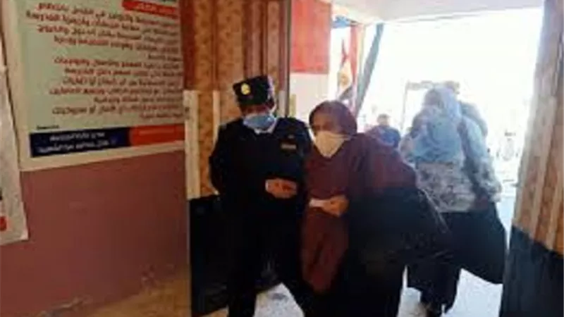 الشرطة النسائية تسهل وصول ذوى الهمم الي لجان الأقتراع بالبحرالأحمر