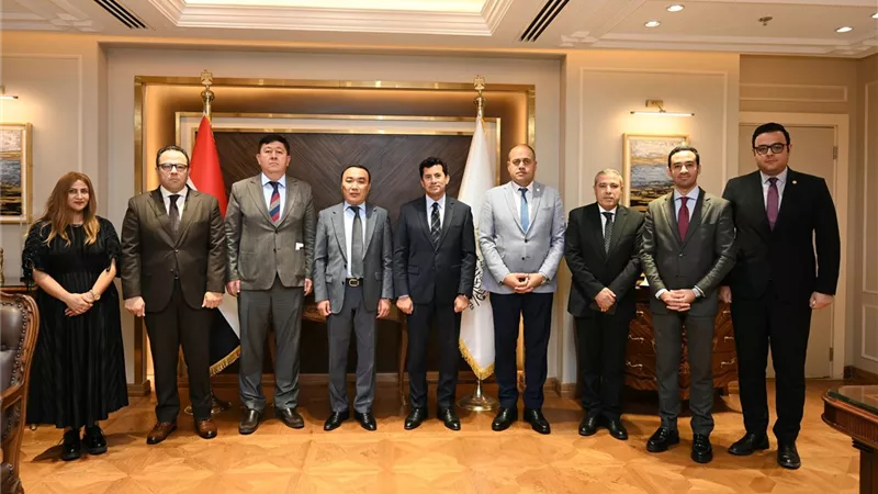 وزير الشباب يبحث التعاون مع سفير كازاخستان