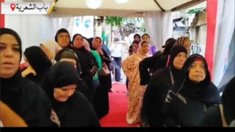 كبار السن يحتشدون أمام لجان التصويت في ثانى أيام انتخابات الشيوخ