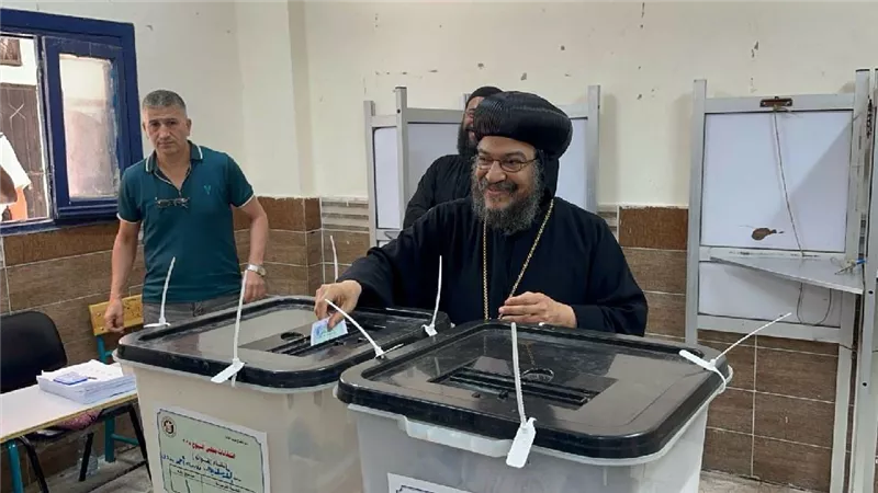 الأنبا بافلي يدلي بصوته في انتخابات الشيوخ 2025