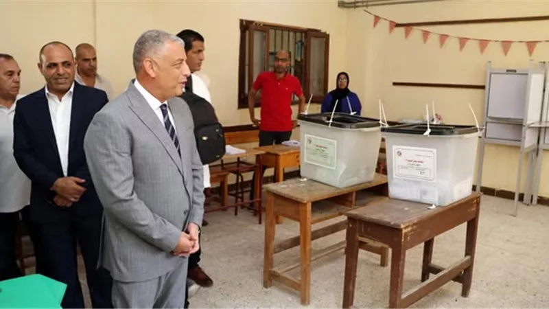 محافظ الإسماعيلية يتابع لجان الشيوخ الانتخابية في يومها الثاني
