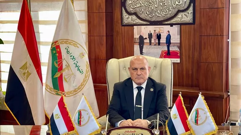 رئيس النيابة الإدارية يطمئن على المستشار المصاب بحادث كفر الشيخ