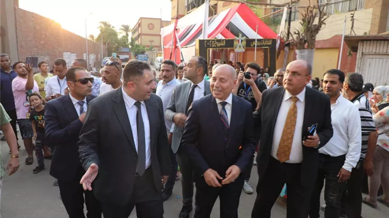 محافظ القاهرة يتابع تصويت المواطنين بلجان روض الفرج