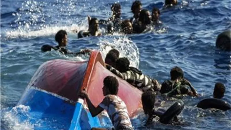 مقتل 56 شخصًا إثر غرق سفينة مهاجرين أفارقة قبالة السواحل اليمنية