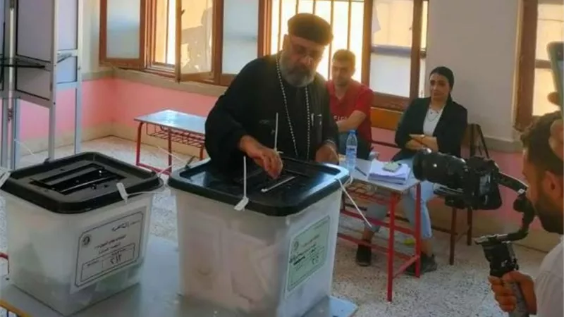 القس شنودة يُدلى بصوته فى انتخابات الشيوخ بالشروق ويشيد بالإقبال صور