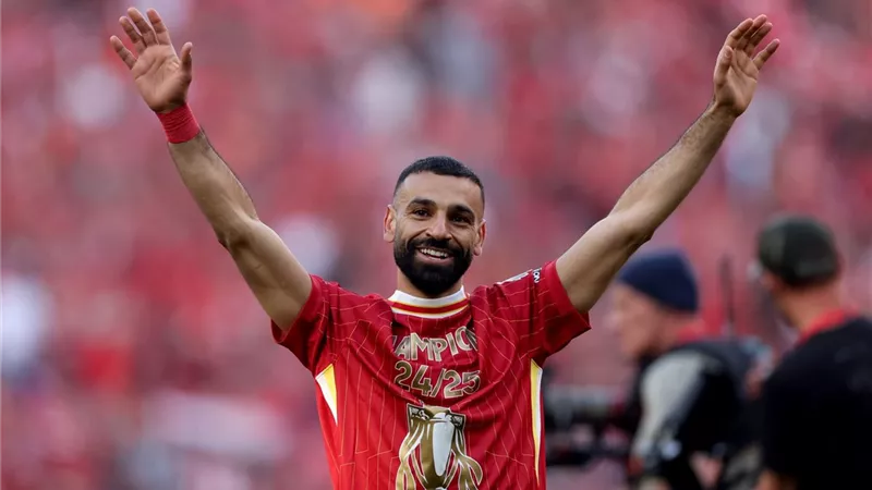 شاهد| محمد صلاح يستعرض حذاءه الجديد
