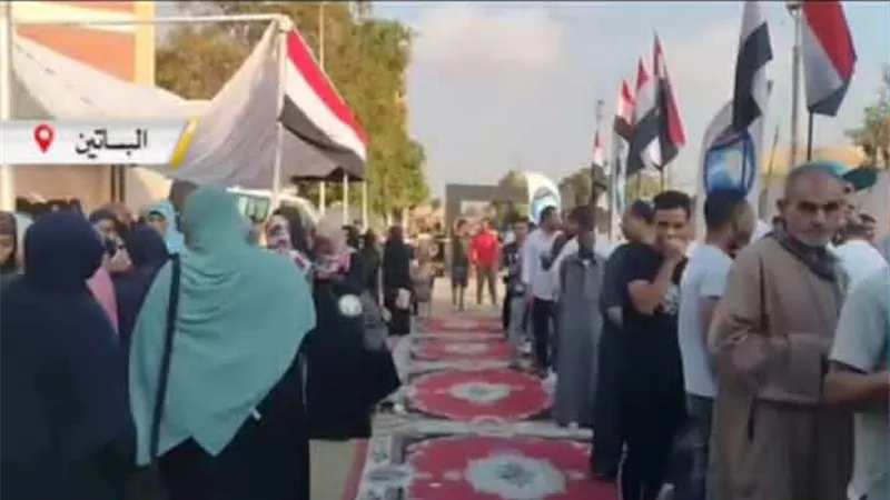 الاعلام تزين صفوف الناخبين امام لجان البساتين والمعادي