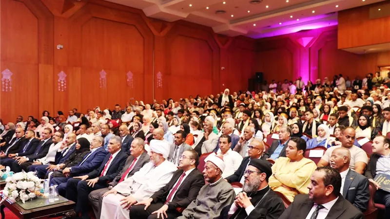 محافظ أسوان يشهد حفل تكريم الدفعة العاشرة من طلاب الثانوية العامة