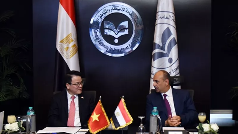 هيئة الاستثمار تبحث تعميق التعاون الاستثماري مع حكومة في فيتنام