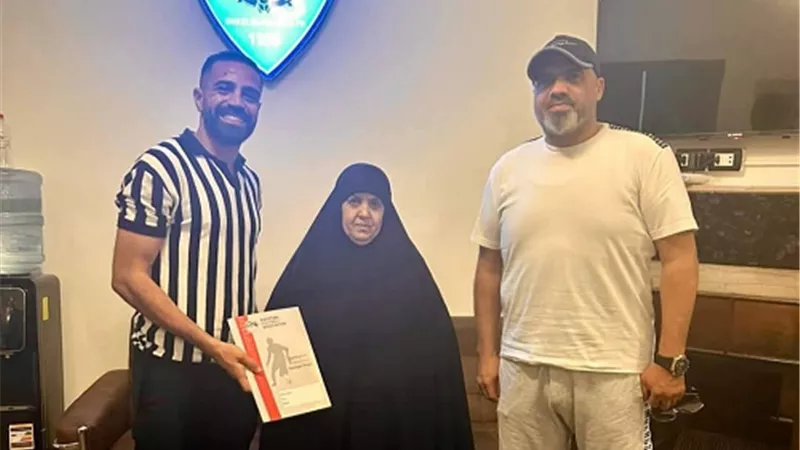 احمد جمال يصطحب والدته أثناء توقيع انتقاله للمحلة من باب التفاؤل