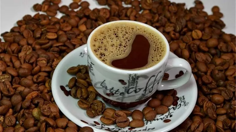 لماذا يجب تجنب القهوة والمشروبات الغازية في الطقس الحار؟
