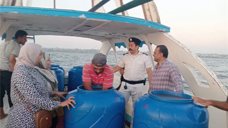 انزال 5 مليون وحدة من يرقات الجمبري فى بحيرة قارون