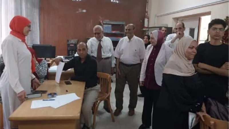 نائب رئيس جامعة بنها تتفقد معامل التنسيق بكليتي الآداب والتجارة