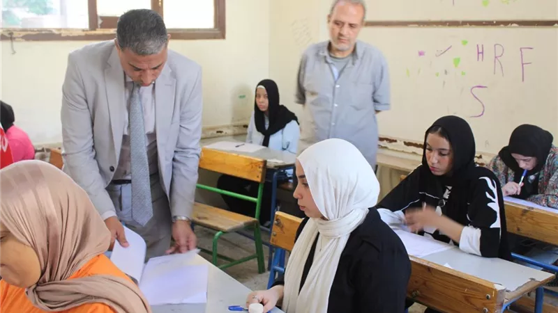 عطيه يتفقد امتحانات الدور التانى للشهادة الإعدادية بالجيزة