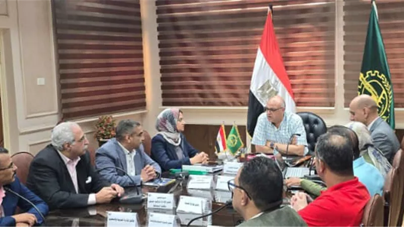 محافظ القليوبية يبحث إنشاء تطبيق رقمي شامل لتوحيد الخدمات الحكومية