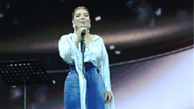 وصلة رقص لجمهور مهرجان العلمين على أغنية 