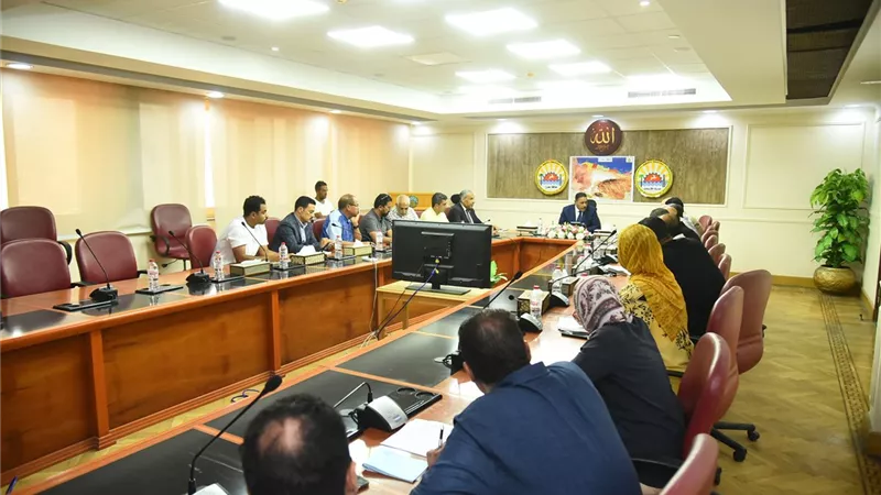 مناقشة خطة استكمال توسعة وتطويرعدد من الطرق والشوارع بمطروح