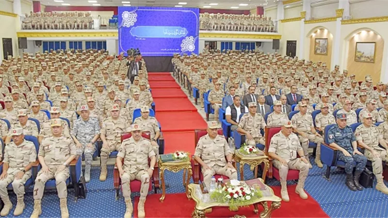 وزير الدفاع يلتقى عددا من مقاتلى المنطقة الجنوبية العسكرية