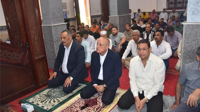محافظ الأقصر يؤدي صلاة الجمعة بمسجد شركة مياه الشرب والصرف الصحى
