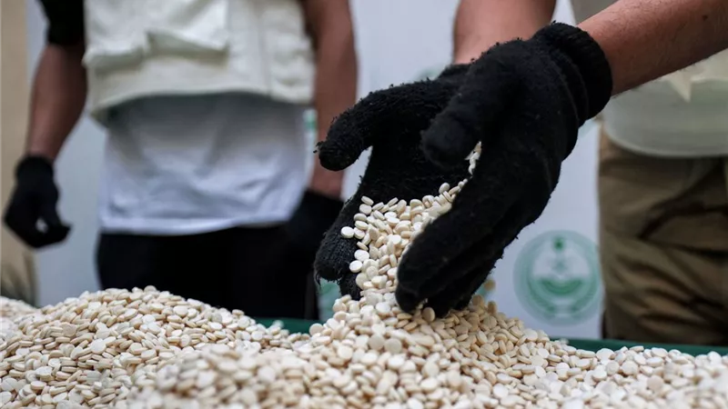 السعودية تحبط تهريب أكثر من 400 ألف حبة كبتاجون مخبأة بطريقة غريب