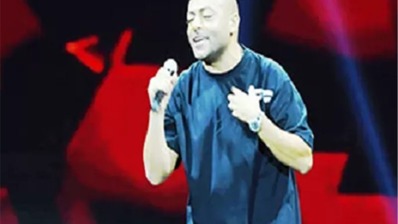 تامر عاشور يشعل مهرجان العلمين الجديدة بحفل كامل العدد