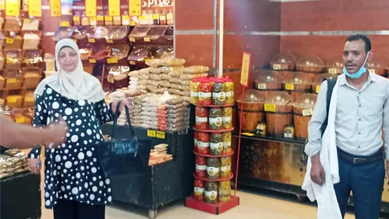 مواصلة الحملات التفتيشية على المنشآت التجارية لضبط الأسواق بأسوان