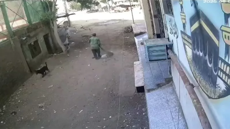 مطالب شعبية بتكريم عامل نظافة توفي أثناء عمله فى الشرقية