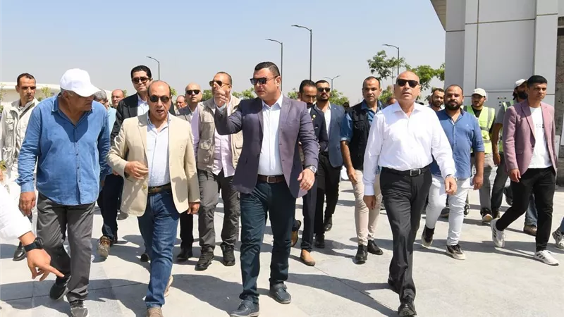 وزير الإسكان يتفقد مشروع حدائق