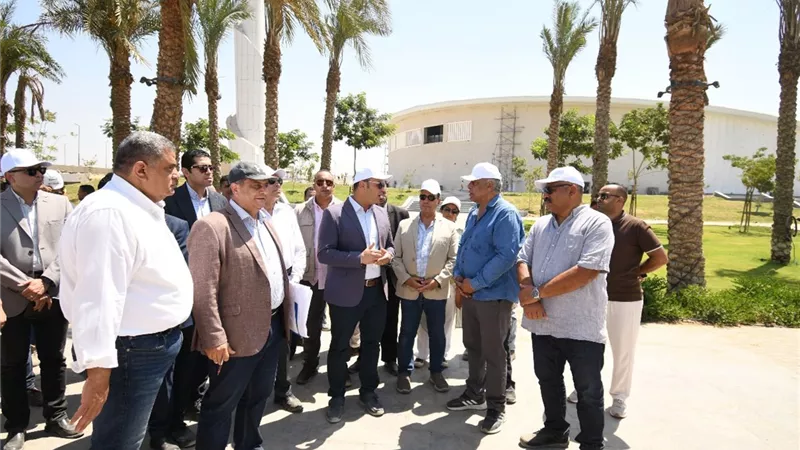 وزير الإسكان ومحافظ القاهرة يتفقدان مشروع إحياء حديقة الأزبكية