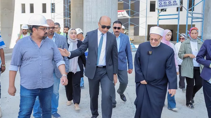 رئيس جامعة دمنهور والمفتي السابق يتفقدان إنشاء المستشفى الجامعى