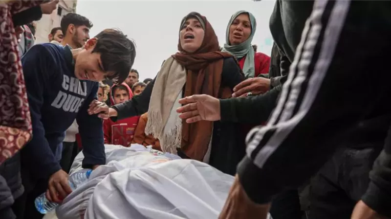 شهداء ومصابون جراء استهداف الاحتلال تجمعا للفلسطينيين في مخيم النصيرات وسط غزة