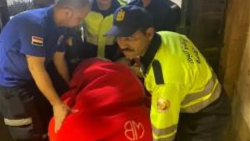 أمن القاهرة ينقل عجوز غير قادرة على الحركة إلى المستشفى