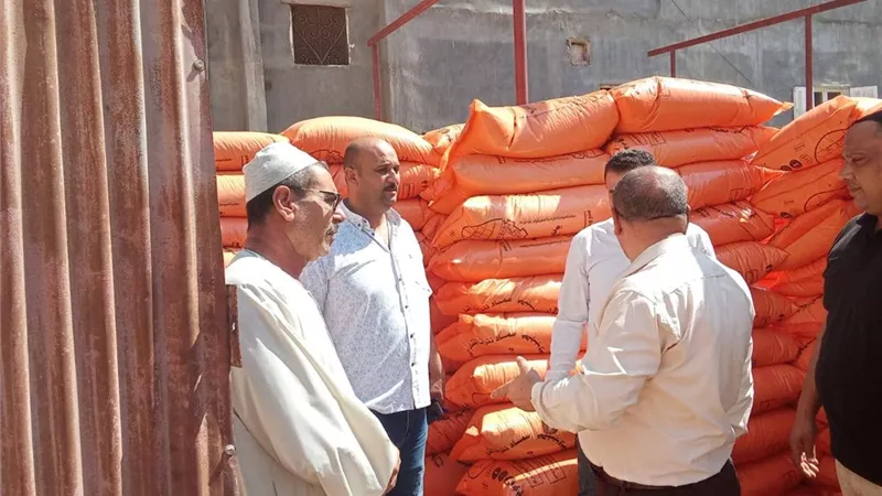 وكيل زراعة البحيرة يتابع توزيع الأسمدة بقومبانية أبوقير