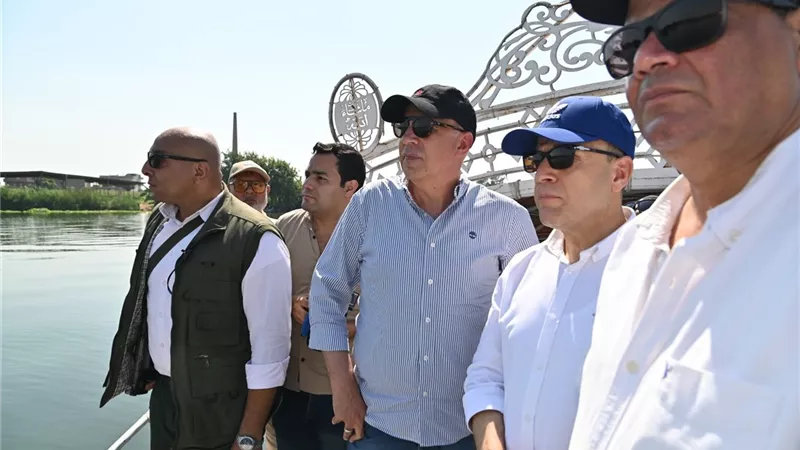 وزير الري يتابع على الطبيعة حالة نهر النيل فرع رشيد وجسوره