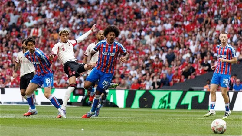 صلاح يُهدر.. وليفربول يخسر.. وكريستال بالاس يتؤج بكأس الدرع