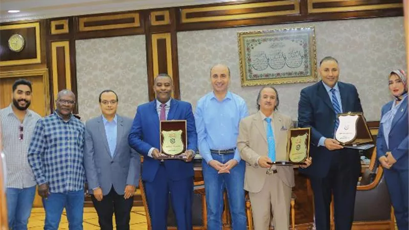 رئيس جامعة دمنهور يستقبل طلاب الدكتوراه الليبيين لتكريمهم