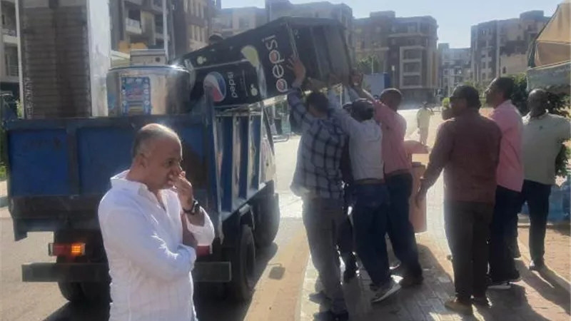 رئيس جهاز بدر يضرب بيد من حديد على المخالفات فى أحياء المدينة.. صور