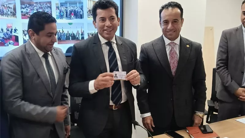 وزير الشباب يتسلم أول كارنيه عضوية للاتحاد المصري للكيانات الشبابية