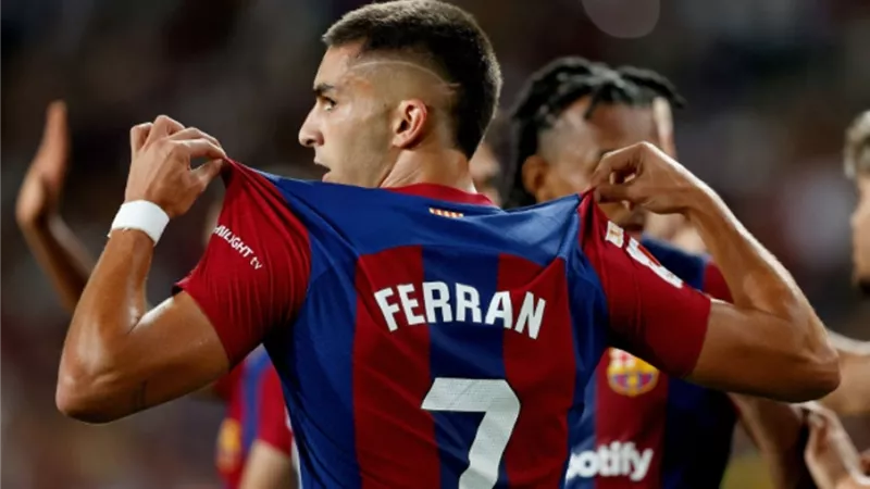 بعد مارتينيز..حقيقة اهتمام النصر السعودي بضم توريس من برشلونة