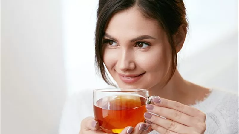 عادات خاطئة تجعل كوب الشاي خطرًا على صحتك